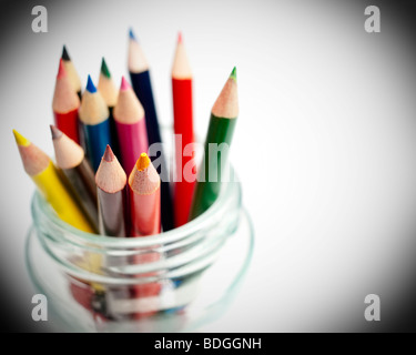 Crayons de couleur dans un bocal en verre Banque D'Images