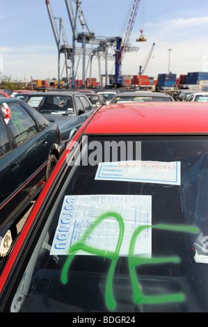 Allemagne Hambourg , utilisé de vieilles voitures attendre exportation vers l'Afrique Bénin Cotonou au quai dans le port de Hambourg Banque D'Images