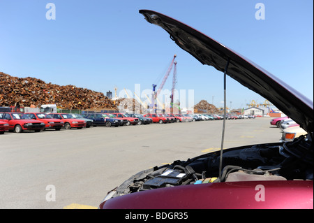 Allemagne Hambourg , utilisé de vieilles voitures attendre exportation vers l'Afrique Bénin Cotonou au quai dans le port de Hambourg Banque D'Images