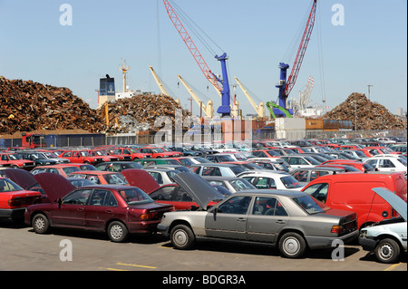 Allemagne Hambourg , les vieilles voitures d'occasion attendent l'exportation vers l'afrique Cotonou Bénin à l'embarcadère dans le port de Hambourg, ancienne voiture d'occasion Mercedes Benz Banque D'Images