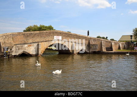 Pont sur la rivière Thurne au potter Heigham, Norfolk, Angleterre Banque D'Images