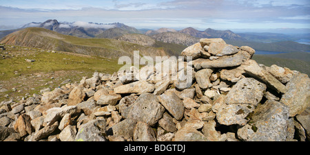 Vue depuis le sommet du cairn Beinn na Caillich à Beinn Dearg Mhor et la chaîne de montagnes Cuillin, Isle of Skye, Scotland Banque D'Images