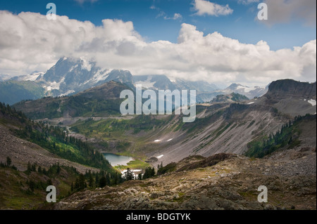 Le mont Shuksan est un pic de glace dans le parc national des North Cascades des États-Unis. Pris sur le sentier des lacs de la chaîne. Banque D'Images