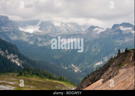 Le mont Shuksan est un pic de glace dans le parc national des North Cascades des États-Unis. Pris sur le sentier des lacs de la chaîne. Banque D'Images