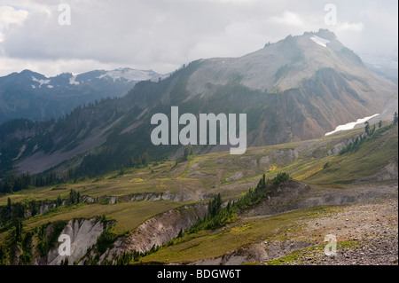 Le mont Shuksan est un pic de glace dans le parc national des North Cascades des États-Unis. Pris sur le sentier des lacs de la chaîne. Banque D'Images