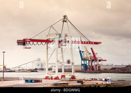 Grues sur le port industriel de Dunkerque France Europe Banque D'Images