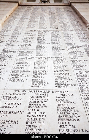 Murs portant des noms de soldats disparus à la Porte de Menin à Ypres memorial WW1, Belgique, Europe Banque D'Images