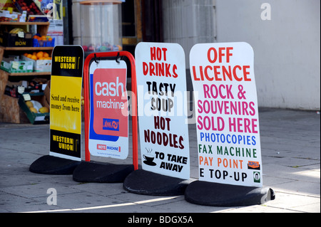 Un conseil les panneaux publicitaires à l'extérieur d'une boutique sur le front de mer de Brighton Banque D'Images