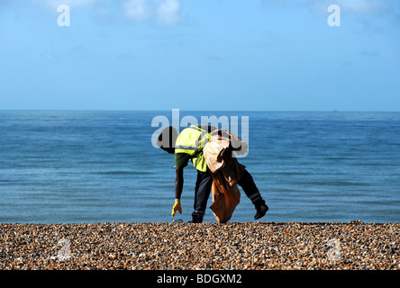 Brighton & Hove City Council worker nettoyage de déchets sur la plage UK Banque D'Images