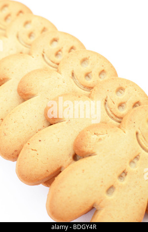 Une rangée de Gingerbread men against white Banque D'Images