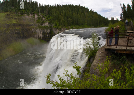 La région de Mesa Falls 114 pieds de haut sur Henry's Fork de la Snake River dans l'Idaho Banque D'Images