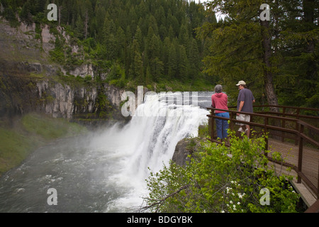 La région de Mesa Falls 114 pieds de haut sur Henry's Fork de la Snake River dans l'Idaho Banque D'Images