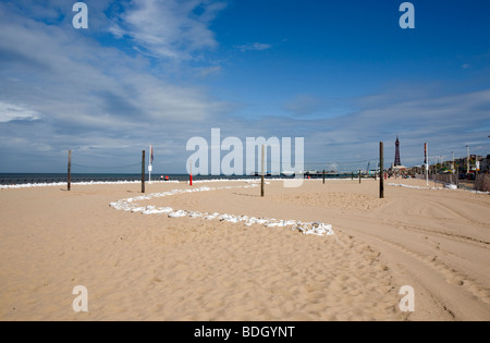 Plage temporaire sur la promenade de Blackpool avec Blackpool Tower dans la distance Banque D'Images