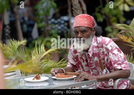 Homme qui fume un gros cigare au cours de repas. La Havane, Cuba. Banque D'Images