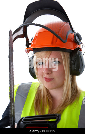 Les jeunes 20 ans blond woman wearing hard hat orange protège-oreilles et des pare-soleil vis vest holding chainsaw Banque D'Images