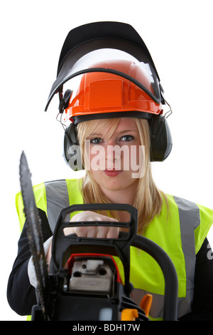 Les jeunes 20 ans blond woman wearing hard hat orange protège-oreilles et des pare-soleil vis vest holding à la tronçonneuse en colère Banque D'Images