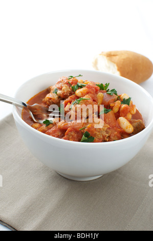 Cassoulet de canard et saucisse de porc, avec haricots CANNELLINI et flageolets garnie de persil Banque D'Images