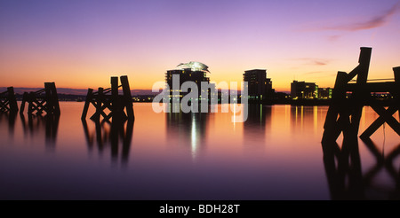 St David's Hotel & Spa Cardiff Bay Crépuscule nuit vue ancien quai amarre en premier plan Cardiff South Wales UK Banque D'Images