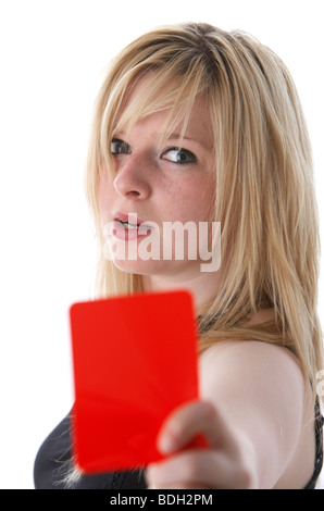 Les jeunes 20 ans blond woman holding up football soccer rouge de colère à la carte d'avertissement Banque D'Images