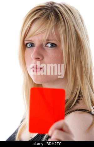 Les jeunes 20 ans blond woman holding up red football soccer à la carte d'avertissement agacé Banque D'Images
