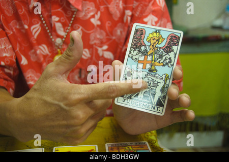 Fortune Teller à Bangkok Thaïlande donnant une lecture de carte de tarot Banque D'Images