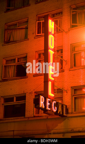 L'hôtel Regal. Enseignes au néon le long de la rue Granville. Vancouver BC, Canada Banque D'Images