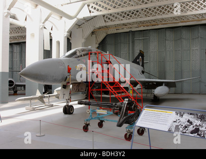 C'est dans cette livrée grise McDonnell Douglas Phantom FGR 2 jet fighter est en ce moment chambre au Hangar 4,Angleterre,Duxford IWM. Banque D'Images