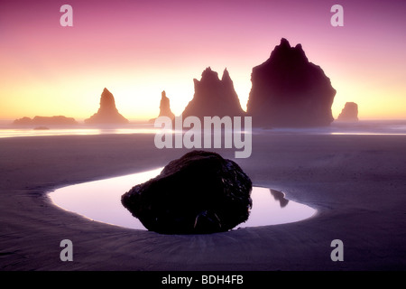 Les piles de la mer monolithe miroir d'eau et le coucher du soleil. Samuel H. Boardman State Scenic Corridor. Oregon Banque D'Images