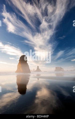 L'autre avec des nuages intéressants près de coucher du soleil. Samuel H. Boardman State Scenic Corridor. Oregon Banque D'Images