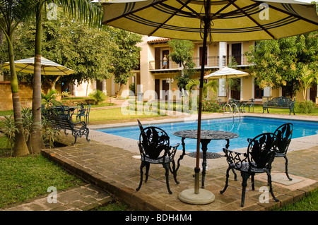 Une piscine extérieure ainsi que de chambres à l'Hacienda Quinta Minera hôtel dans la ville historique de Cosala , Sinaloa, Mexique. Banque D'Images