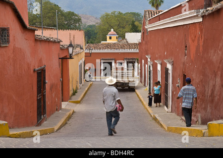 Rue Latérale peintes de couleurs vives avec des bâtiments dans la ville de Cosala, Sinaloa, Mexique. Banque D'Images