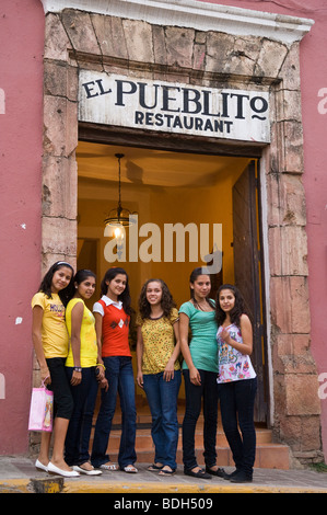 Les adolescentes en face de El Pueblito Restaurant dans la ville de Cosala dans Sinaloa, Mexique. Banque D'Images