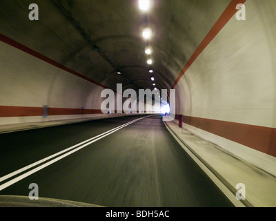 Tunnel sur la route SS125, Sardaigne, Italie Banque D'Images