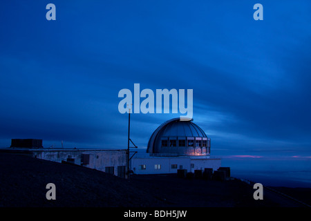 Les nuages survolant télescope infrarouge du Royaume-Uni UKIRT () sur le sommet du Mauna Kea, Hawaii Banque D'Images