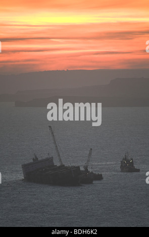 Coucher de soleil sur le MSC Napoli naufragé dans la baie de Lyme Dorset UK Banque D'Images