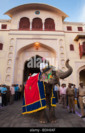 Jaipur, Rajasthan, Inde - le 29 mars : les gens et les éléphants de la ville célèbrent le festival de gangaur l'un des plus importants de l'année le 29 mars 2009 à Jaipur, Rajasthan, Inde Banque D'Images