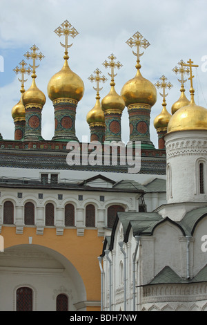 Dômes de Kremlin, Moscou, Russie, l'architecture historique historique du patrimoine mondial de l'or vertical cross croix d'or Banque D'Images