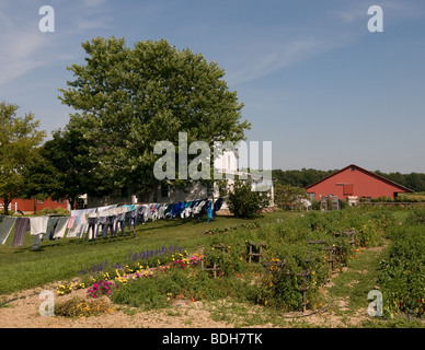 Jardin amish et les vêtements sur la ligne d'habillement USA Banque D'Images