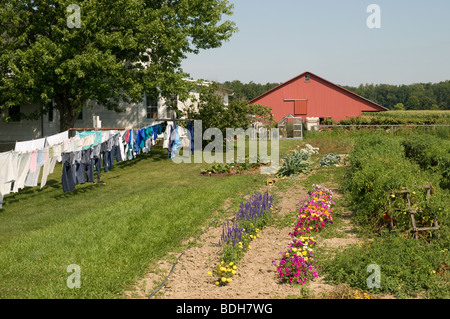 Jardin amish et les vêtements sur la ligne d'habillement USA Banque D'Images