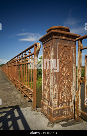 Le 'Saint-Loup' bridge railing rouillé (Allier - France). Balustrade rouillée du pont SNCF de Saint-Loup (Allier - France). Banque D'Images