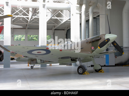 L'aspect frontal et latéral du Supermarine Spitfire,actuellement présentée au Hangar 4 Imperial War Museum Duxford. Banque D'Images