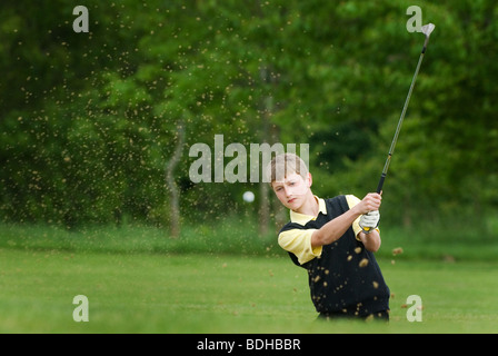 garçon joue au golf Banque D'Images