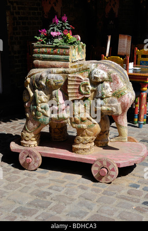 Sculpture en bois de figures humaines sur elephant Banque D'Images