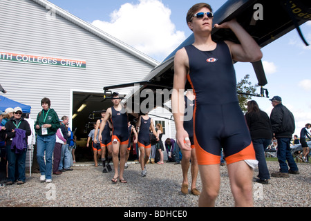 Membres de l'équipe de l'équipage à Hobart College portent leur homme 8 shell à partir du bateau maison à l'équipage de Hobart Regatta. Banque D'Images