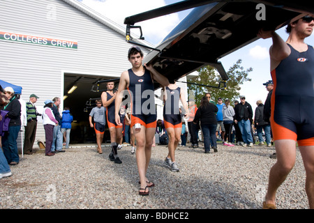 Membres de l'équipe de l'équipage à Hobart College portent leur homme 8 shell à partir du bateau maison à l'équipage de Hobart Regatta. Banque D'Images