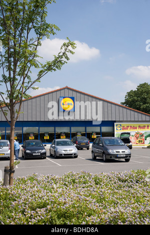 Voitures garées dans un parking devant le supermarché économique Lidl à Market Harborough, Leicestershire, Angleterre Banque D'Images