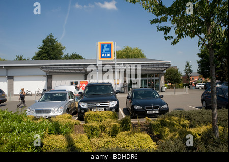 Voitures garées dans un parking à l'extérieur d'un supermarché Aldi dans le Leicestershire. Banque D'Images