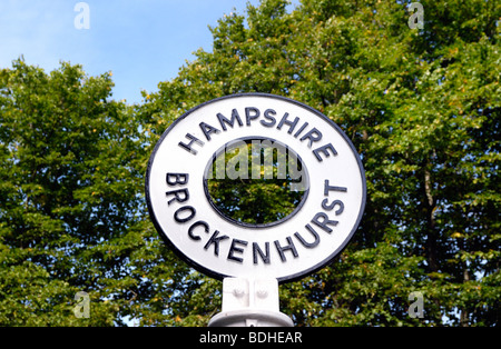 Un vieux panneau pour Brockenhurst dans la New Forest Banque D'Images