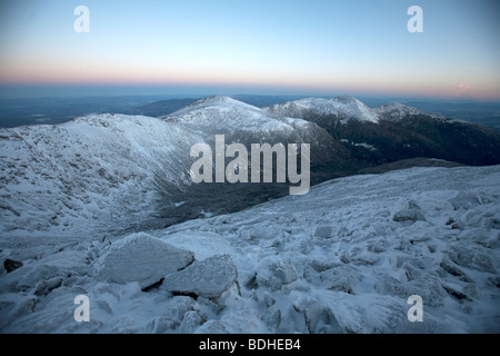 Les pentes rocheuses de Mt. Washington dans les Montagnes Blanches du New Hampshire occupent largement infron d'un horizon lumineux. Banque D'Images