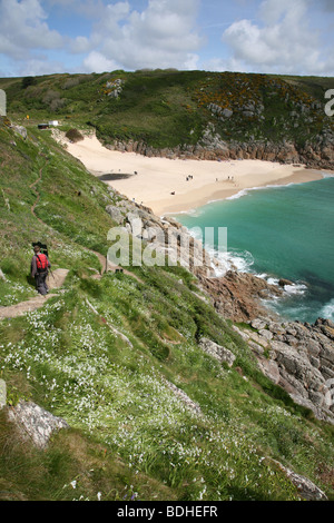 À la recherche sur l'anse de Porthcurno Cornwall, England, UK à partir d'un étroit sentier sur la colline Banque D'Images